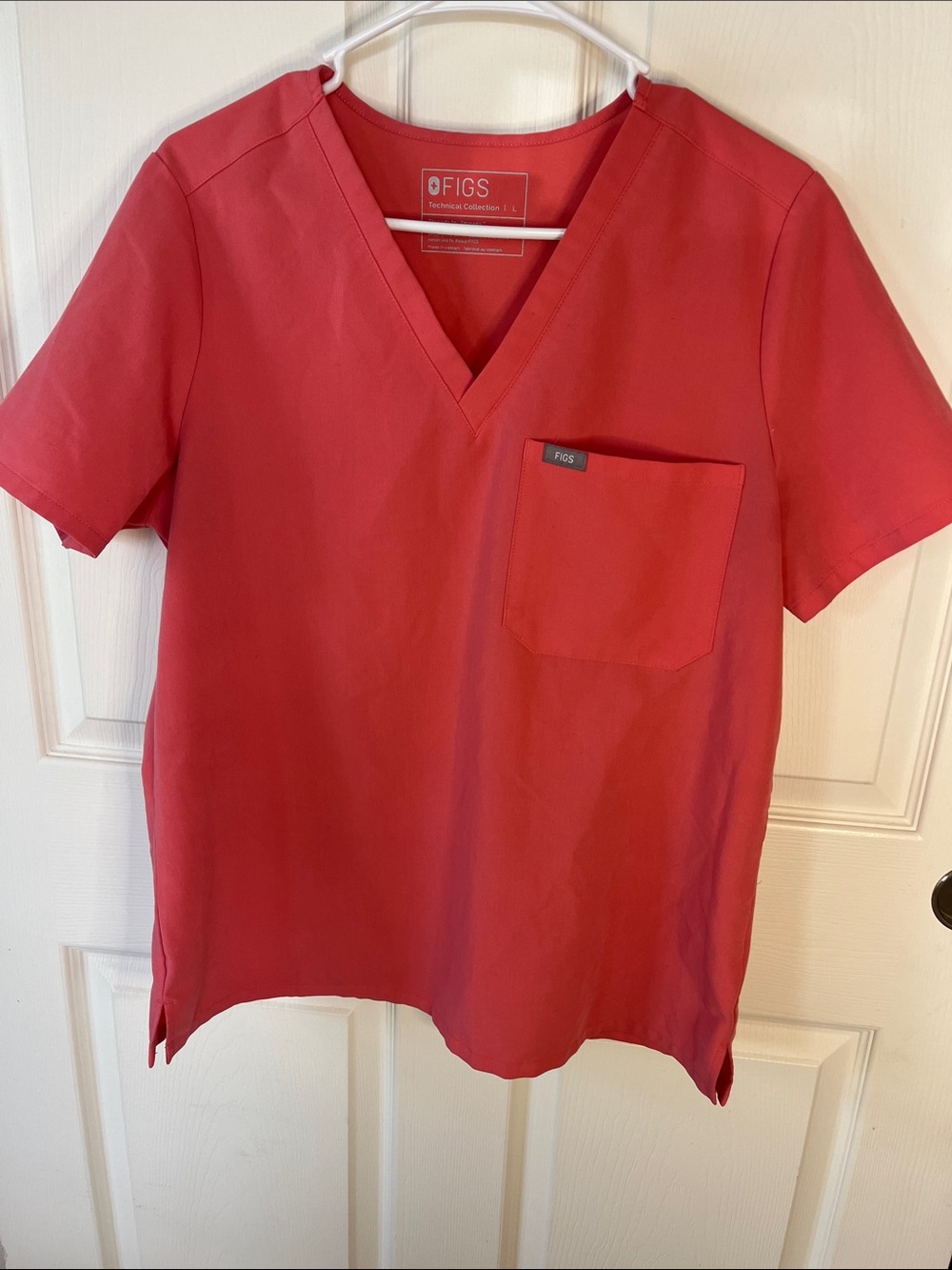 Figs Peach V-Neck Scrub Top with Chest Pocket.  Women’s Large